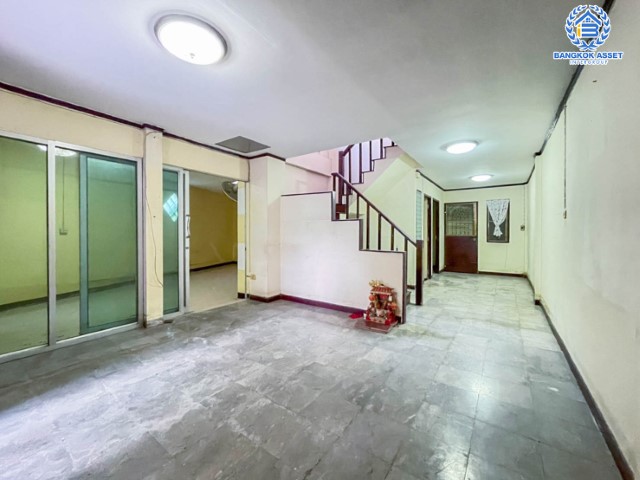 *****ทาวน์เฮ้าส์มือสองย่านนนทบุรี ม.ลุมพินี บางบัวทอง หลังมุม! เนื้อที่เยอะถึง 33.5 ตร.ว. ฟังก์ชัน 2 ห้องนอน 2 ห้องน้ำ 1 ที่จอดรถ แถมฟรี! 1 เครื่องปรับอากาศ บนทำเลเดินทางสะดวก เพียง 7 นาทีก็ถึงรถไฟฟ้าสายสีม่วง "สถานีคลองบางไผ่" ใกล้เซ็นทรัลเวสต์เกต ทางด่วน "ศรีรัช"